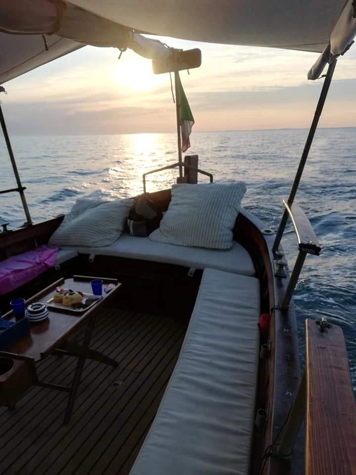 Possibilità di Pranzo a Bordo o Aperitivo della durata di 3 ore