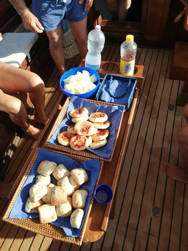 Aperitivo con Bevande Incluse a bordo di un nostro veliero.