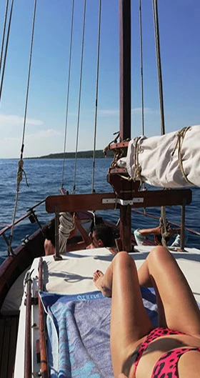 Escursione con il nostro Capitano Giorgio a bordo del Tartana del 1947, imbarcazione a vela completamente restaurata,tutta in legno, partenza da Santa Caterina di Nardò, varie soste con bagno,nell'incantevole cornice di Porto Selvaggio, Torre Uluzzo, Punta Lea, Santa Maria al Bagno, durata dell'escursione circa 3 ore e mezzo, massimo 12 persone, sarà servito a bordo un piccolo aperitivo.